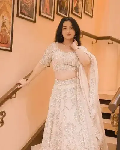 Escort Lakhandur